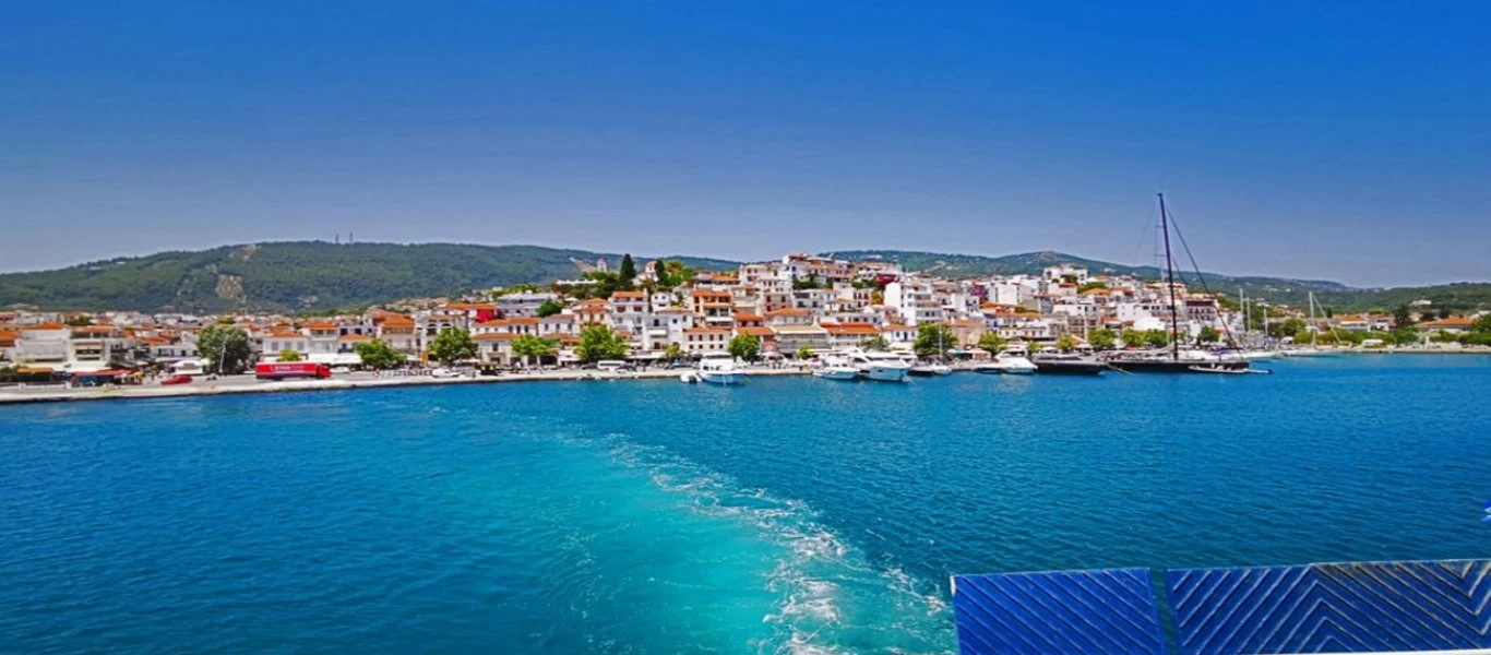 Σκιάθος: Ο δήμαρχος ζητάει την απαγόρευση μετακινήσεων προς το νησί